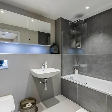 Apartment Comfortable 2br In With Parking *